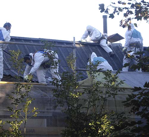 Desamiantados en Bizkaia. Personal equipado desmontando amianto en tejado