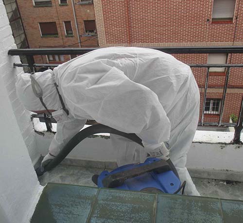 Eliminación amianto Vitoria-Gasteiz profesional retirando asbesto terraza